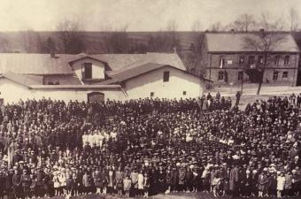 Manifestacja na Placu Piłsudskiego, przełom lat 20. – 30. XX wieku, w tle Ratusz, źródło –archiwum prywatne: Maria Lipka -  Stępniewska