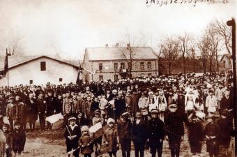 Manifestacja na Placu Piłsudskiego w dniu 3 Maja 1929 roku w tle Ratusz, źródło – archiwum prywatne: Maria Lipka -  Stępniewska